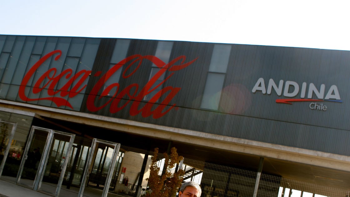Ganancias de Coca-Cola Andina se mantienen estables en el segundo trimestre, pero ingresos suben