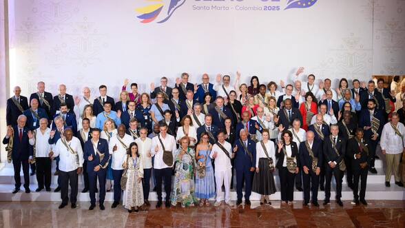 Se desarrolla IV Cumbre Celac-UE en Colombia con notorias ausencias de líderes y referencias a ataques de EE.UU. en el Caribe