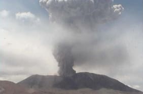 Sernageomin declara alerta naranja por aumento de actividad en Volcán Láscar