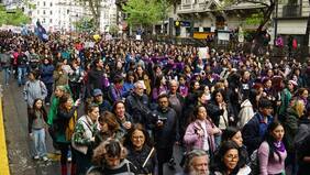 Manifestantes argentinos marchan por las víctimas del triple femicidio transmitido en Instagram