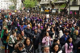 Manifestantes argentinos marchan por las víctimas del triple femicidio transmitido en Instagram