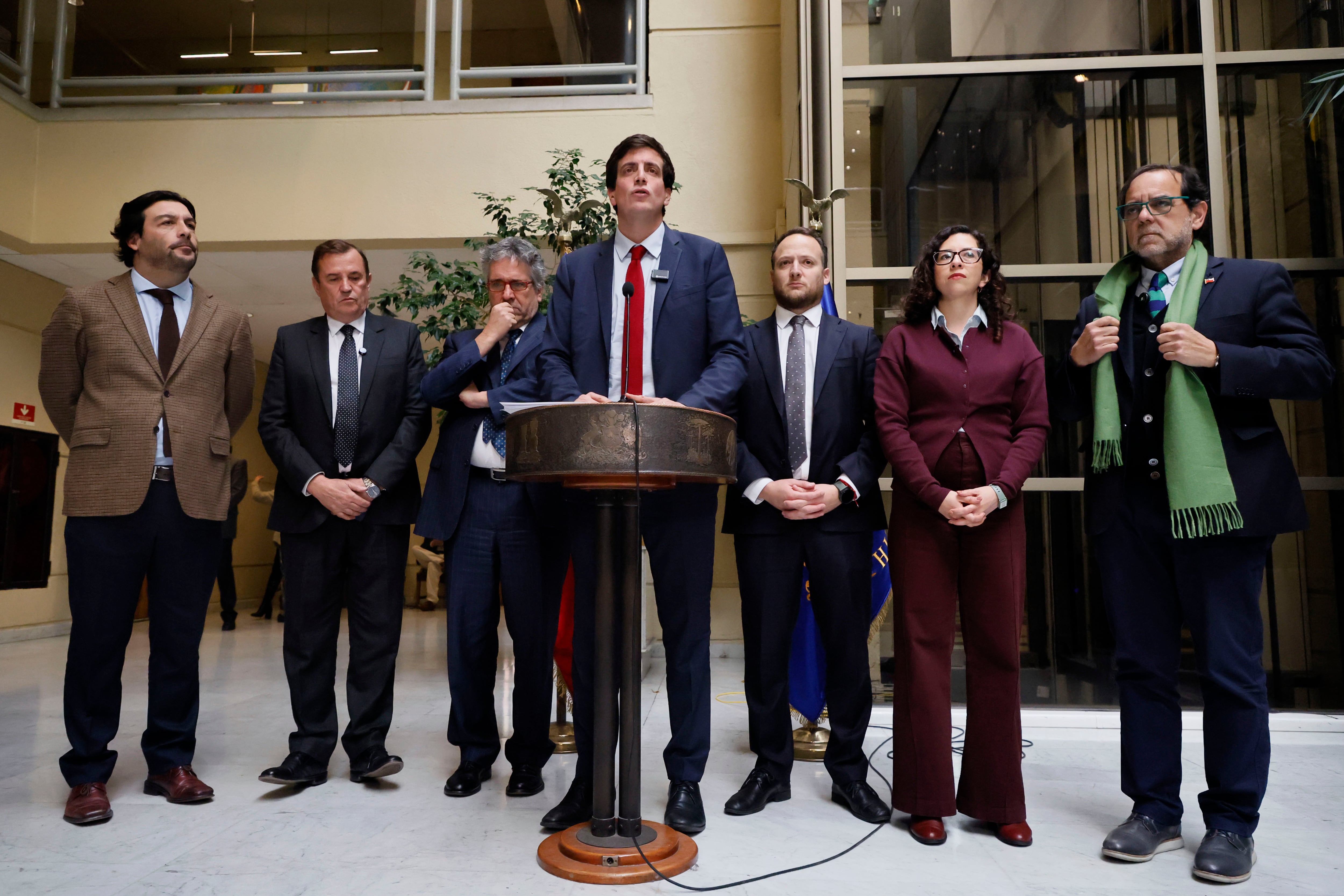 Grupo transversal de diputados ingresa reforma que busca perfeccionar requisitos para iniciar acusaciones constitucionales