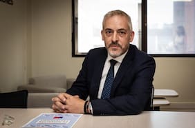 “Falta decencia en el debate público”: Thayer acusa “hipocresía” de Sauerbaum en caso de niños haitianos
