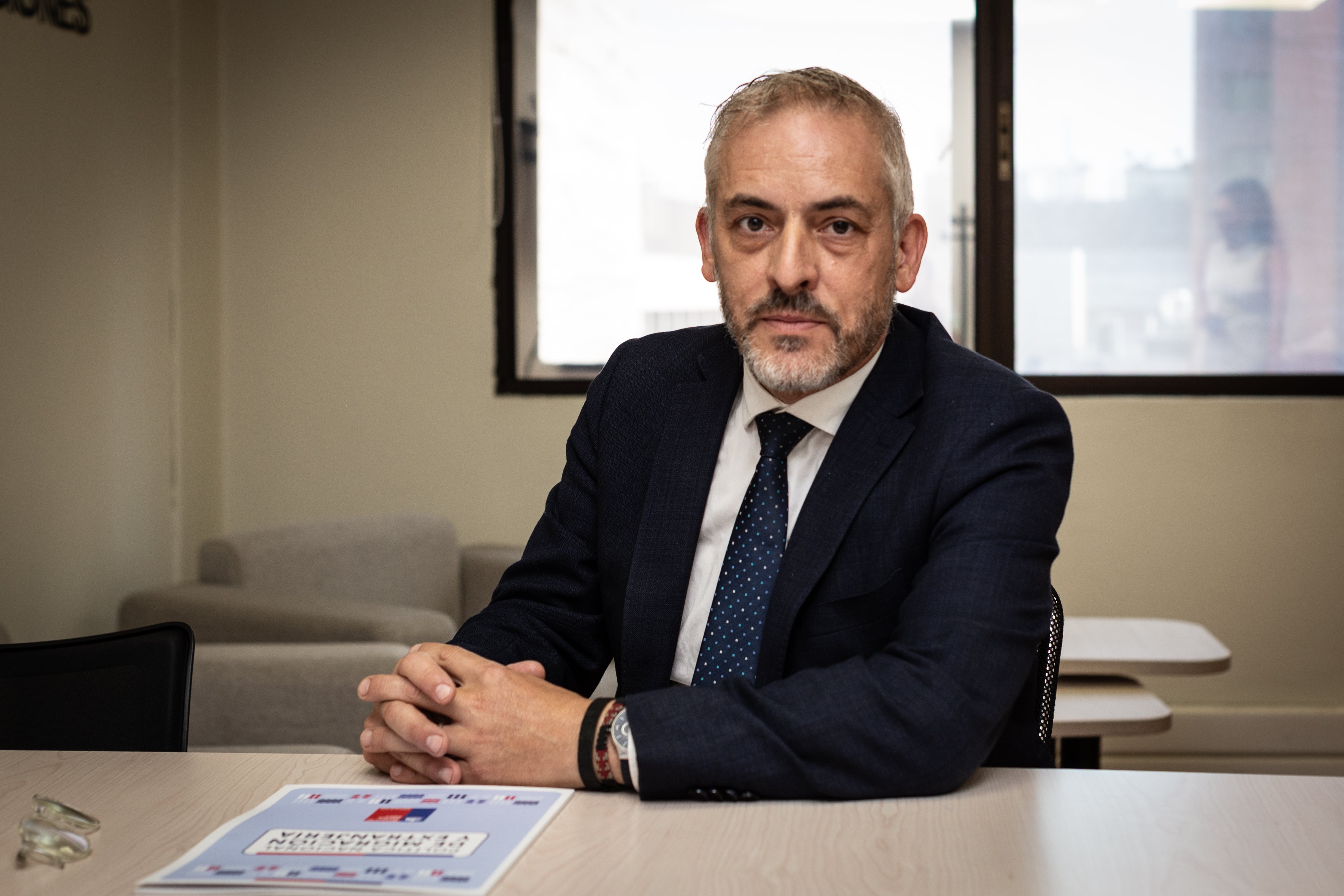 "Falta decencia en el debate público": Thayer acusa "hipocresía" de Sauerbaum en caso de niños haitianos