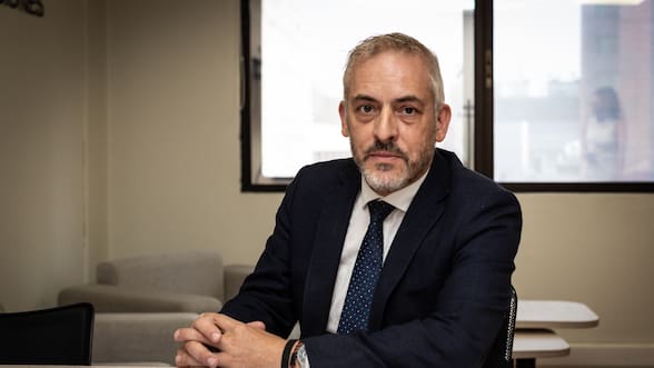 “Falta decencia en el debate público”: Thayer acusa “hipocresía” de Sauerbaum en caso de niños haitianos