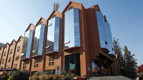 Canal 13 reduce sus pérdidas al primer semestre y firma destaca sus ingresos pese a no tener el Festival de Viña del Mar