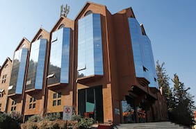 Canal 13 reduce sus pérdidas al primer semestre y firma destaca sus ingresos pese a no tener el Festival de Viña del Mar