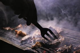 Las mujeres son las que más cocinan en casa. Entonces, ¿por qué los hombres acaparan la parrilla?