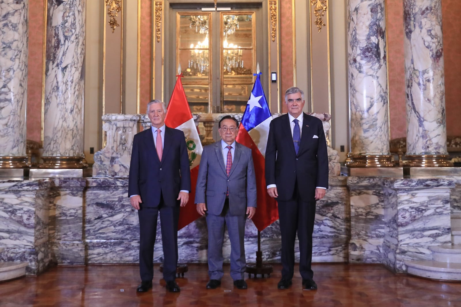Embajador Milenko Skoknic presenta sus cartas credenciales al Presidente José María Balcázar en Perú