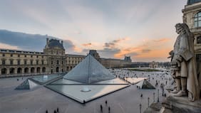 Detienen a dos sospechosos por millonario robo de joyas en el Museo del Louvre