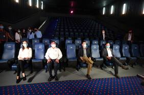 Cines chilenos analizan que las parejas se sienten separadas en sus salas