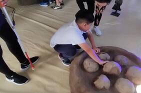 La historia del niño en situación de discapacidad visual que aprendió sobre fósiles con las manos