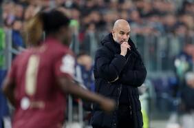 Josep Guardiola vuelve a tirar sus títulos a la mesa para minimizar los problemas del City