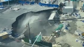 Captan el momento en que se produce un gigantesco socavón en Shanghái