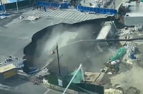 Captan el momento en que se produce un gigantesco socavón en Shanghái