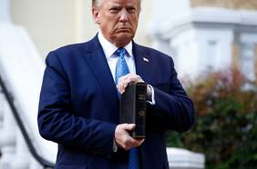 Venta de biblias y estreno de su red social en la Bolsa: cómo Trump busca recaudar fondos para costear sus crecientes gastos legales