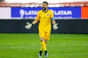 Claudio Bravo, indignado: “Nos parecía raro que nos arbitrara alguien que fue sancionado, que no nos dejó sumar de a tres en Uruguay por la misma situación”