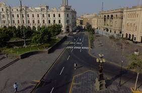 Toque de queda y bloqueos de carreteras: las claves para entender la nueva crisis que golpea a Perú