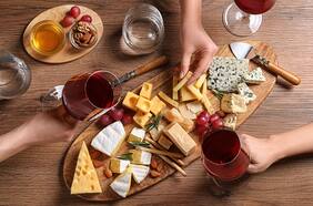 9 variedades de queso (y sus vinos) para una verdadera tabla de aperitivo