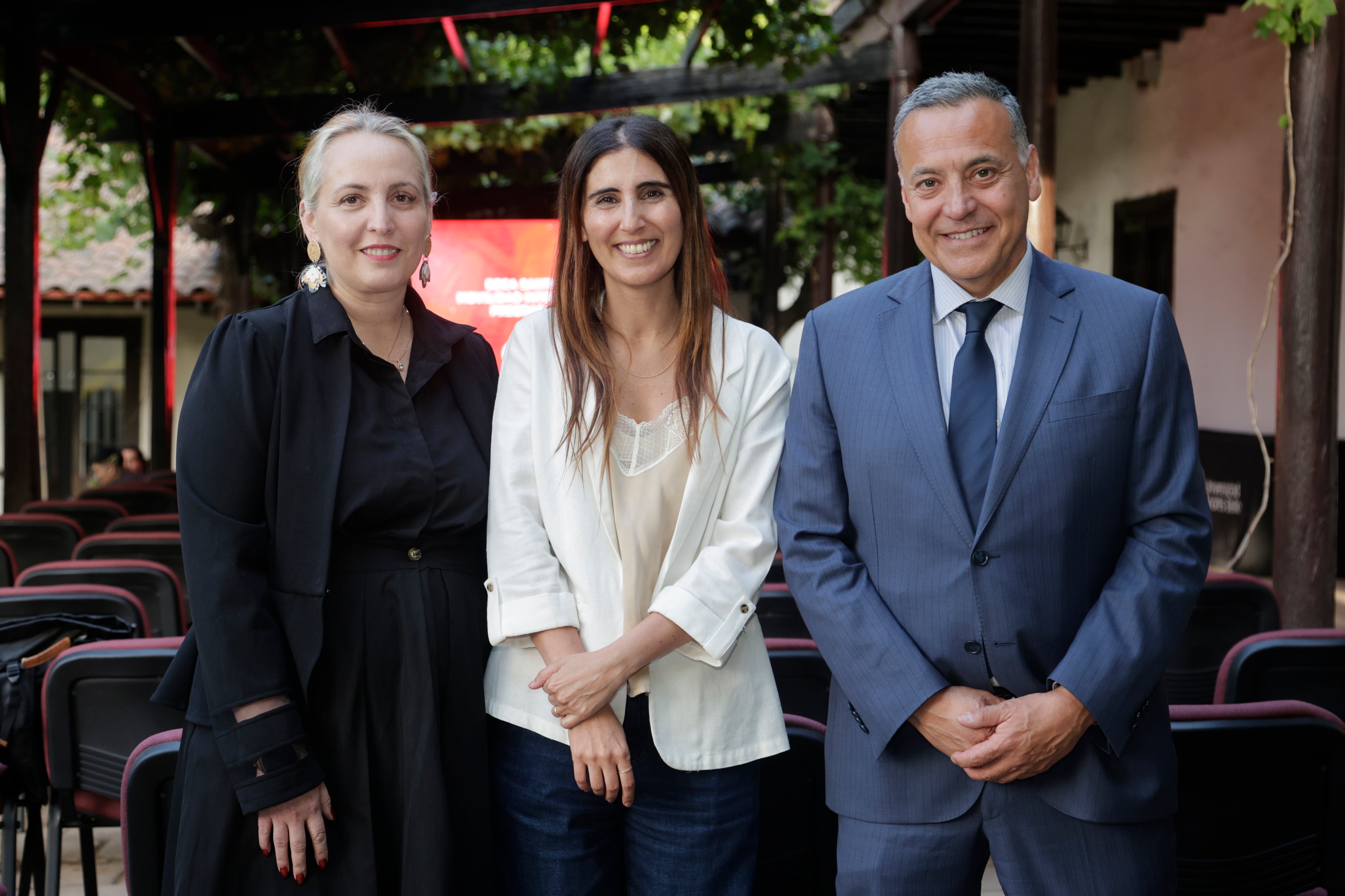 Marcela Vaccaro, vicerrectora de Vinculación con el Medio y Comunicaciones de AIEP; Paola Jarur, vicerrectora Comunicación Estratégica de UNAB; y Rodrigo Machuca, gerente de Santander Universidades e Instituciones.