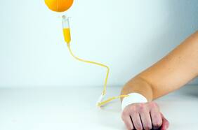 Inyectarse vitaminas: ¿mejora la salud o es solo un placebo a la vena?