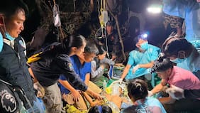 Equipos de rescate lograron liberar a cinco personas atrapadas hace más de una semana en una cueva en Laos