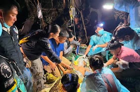 Equipos de rescate lograron liberar a cinco personas atrapadas hace más de una semana en una cueva en Laos