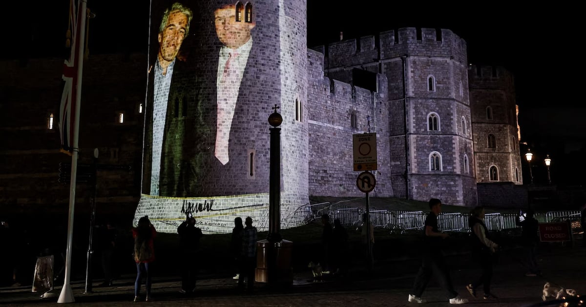 Arrestan a cuatro personas en Reino Unido por proyectar imágenes de Trump y Epstein en el Castillo de Windsor