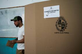 Uruguay elige a su próximo presidente en una reñida segunda vuelta