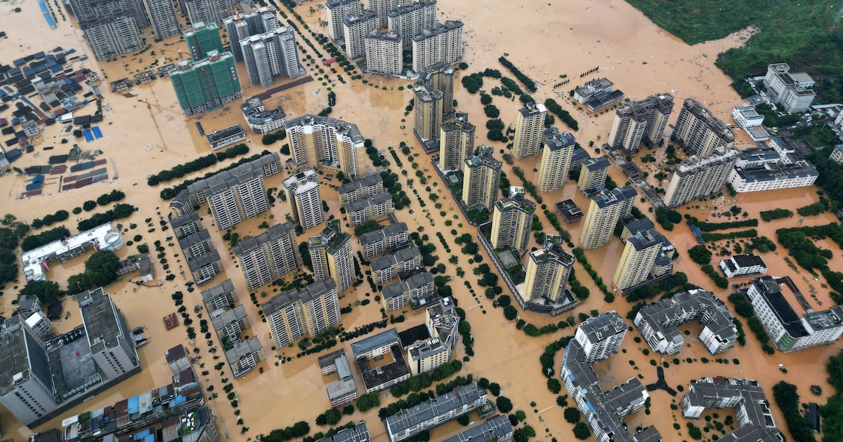 Inundaciones en el suroeste de China: más de 80.000 evacuados y un puente colapsado en Guizhou