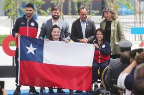 Presidente Boric entrega bandera a deportistas del Team ParaChile