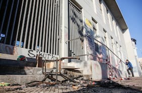 Nuevos desórdenes en el Liceo de Aplicación: sujetos rociaron a un inspector con un “líquido desconocido” y prendieron fuego en un basurero