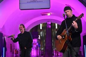 In the name of love: Bono y The Edge se presentan en metro de Ucrania
