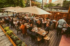 La cena de Año Nuevo que se hará en un bar con una enorme barra de vinos