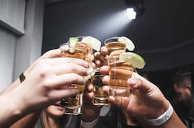 Estos 3 problemas de salud pueden empeorar el daño a tu hígado si tomas alcohol, según un estudio