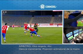 “Desvía claramente, posición antinatural de la mano”: el audio del VAR en el penal de Maripán