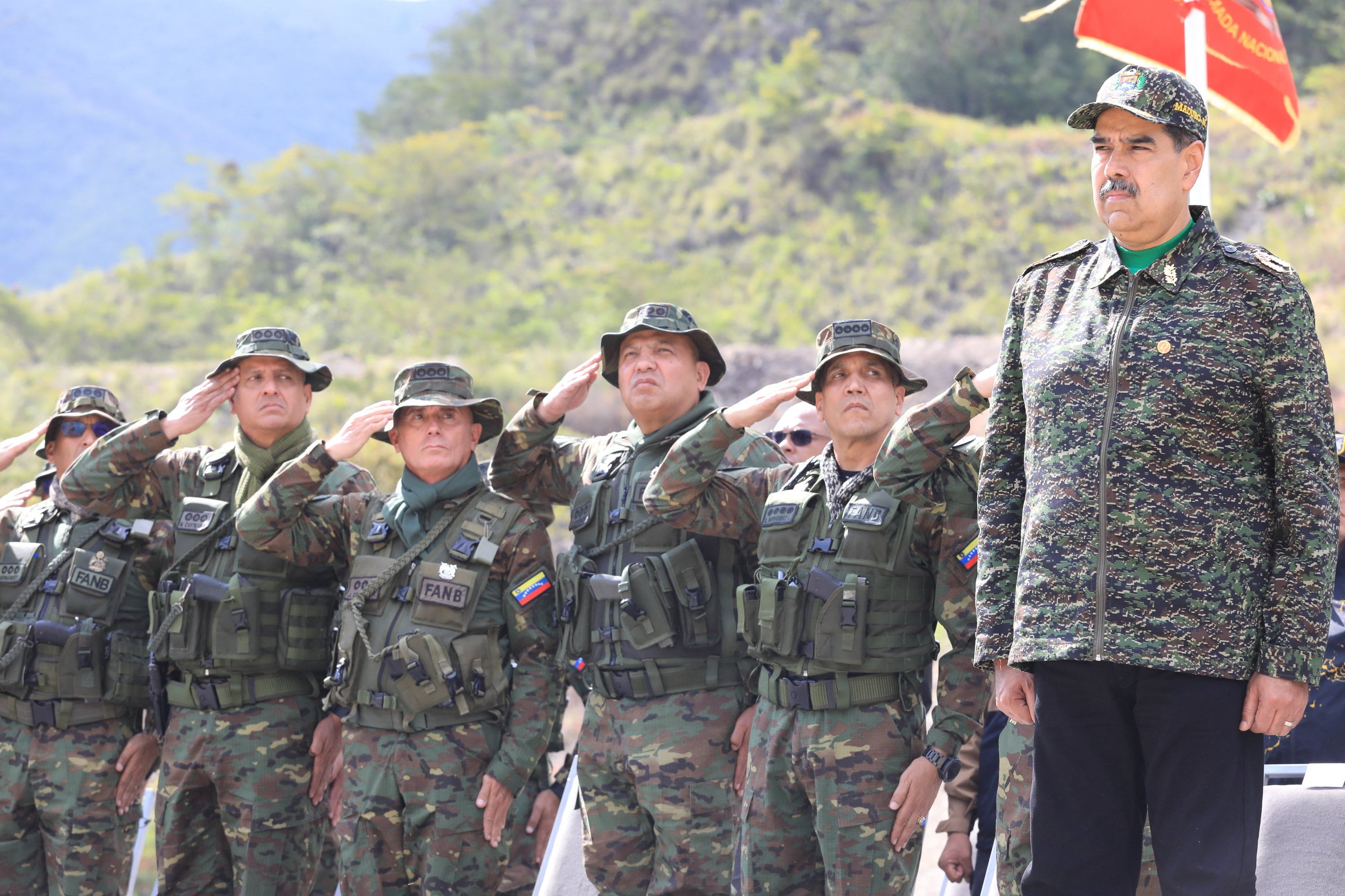 Nicolás Maduro lanza una ofensiva y desplegó 25.000 soldados en las fronteras venezolanas