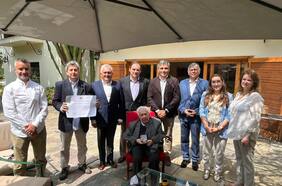 Gobierno de Chile reconoce trayectoria del periodista afincado en Perú por 50 años