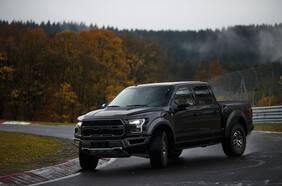 Derrapar en una Ford F-150 Raptor: no lo intenten en casa