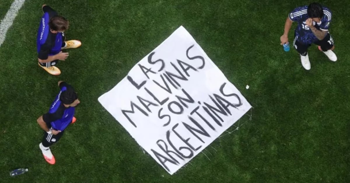 FIFA abre expediente contra Argentina por mensaje sobre las Malvinas tras vencer a Inglaterra
