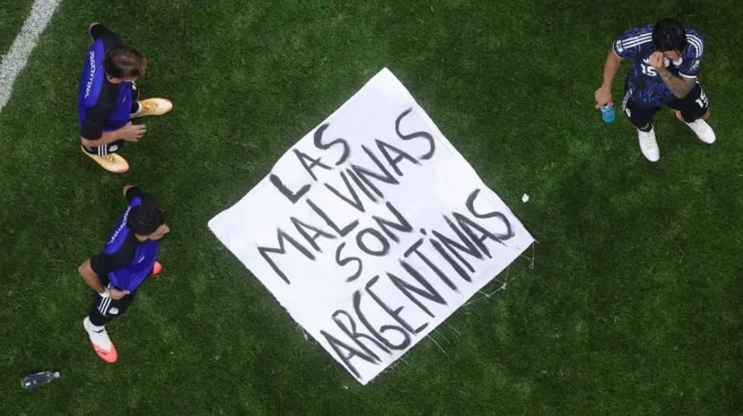 A la medida: FIFA investigará lienzo de Argentina alusivo a Las Malvinas, pero sancionará solo después del Mundial
