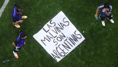 Presidente de Argentina critica a los seleccionados de la Albiceleste por el lienzo alusivo a las Malvinas en el Mundial