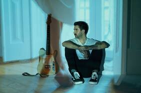 Alex Ubago estrena nuevo single: “Idiota”