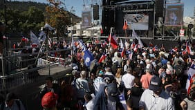 Kaiser realiza masivo acto de cierre de campaña y afirma que indultaría a “carabineros condenados por defender la democracia”