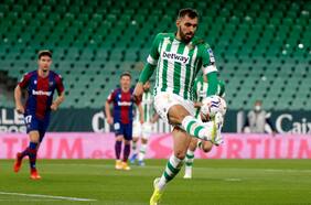 El Betis vence al Levante y mete presión a los de arriba