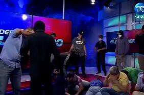 Grupo armado interrumpe violentamente una transmisión televisiva en Ecuador
