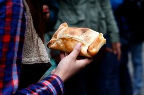 Empanadas, pebres, mote con huesillo: científico alerta sobre el riesgo de contagiarse de coronavirus por comidas típicas de Fiestas Patrias