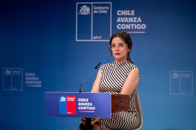 <h3>Gobierno reitera a PC, Anef y CUT la autonomía de la Contraloría</h3> 3 camila vallejo