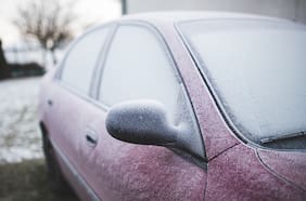 ¿Cómo sacar la escarcha del parabrisas sin quebrar ni rayar el vidrio?