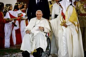 Papa Francisco dice en nuevo libro que es feliz y no tiene previsto renunciar